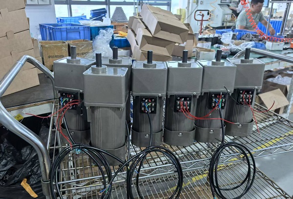 自動(dòng)鹵制流水線減速電機(jī).jpg